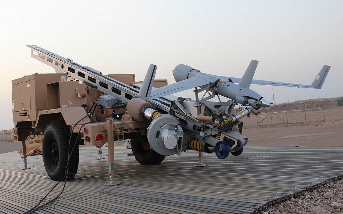 ScanEagle được trang bị động cơ cánh quạt chạy bằng pin năng lượng cho tốc độ tối đa 148km/h, tốc độ hành trình 111km/h, nhưng đặc biệt thời gian bay liên tục lên tới 24 tiếng, trần bay đạt đến 5.900m. Mẫu UAV này được triển khai thông qua hệ thống máy phóng có thể được đặt trên tàu hoặc mặt đất. Nguồn ảnh: DefPost