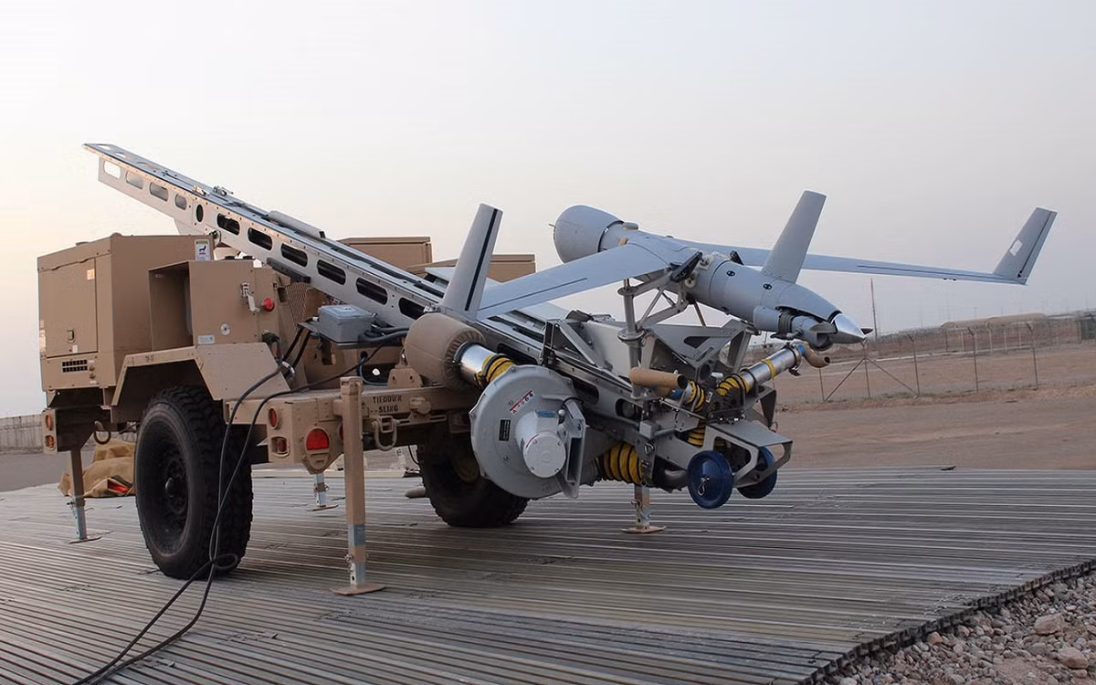 ScanEagle được trang bị động cơ cánh quạt chạy bằng pin năng lượng cho tốc độ tối đa 148km/h, tốc độ hành trình 111km/h, nhưng đặc biệt thời gian bay liên tục lên tới 24 tiếng, trần bay đạt đến 5.900m. Mẫu UAV này được triển khai thông qua hệ thống máy phóng có thể được đặt trên tàu hoặc mặt đất. Nguồn ảnh: DefPost