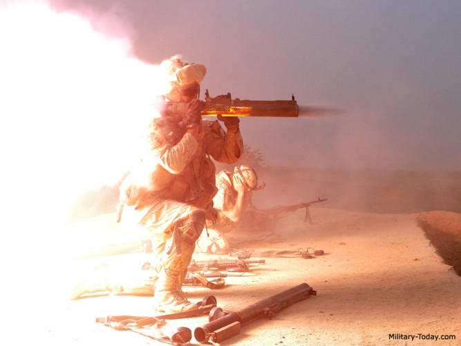 Súng nặng 2,5kg, dài chưa đến 1m lúc mở ra (chỉ 0,67 m lúc gấp lại), đường kính nòng 66 mm.