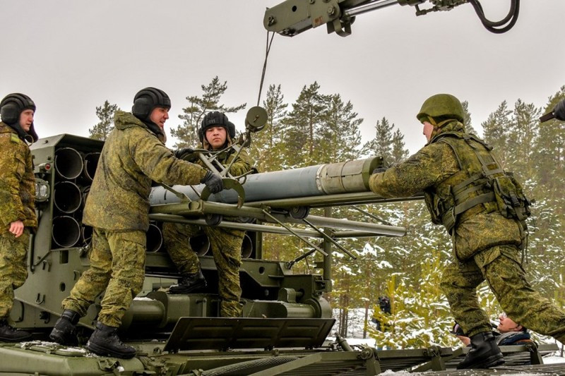 Có một điều ít ai để ý rằng, so với các phiên bản TOS-1 ban đầu TOS-1A chỉ được trang bị 24 ống phóng (cỡ nòng 220mm), trong khi đó con số cũ là 30 ống. Và ở thời điểm hiện tại Quân đội Nga chỉ sử dụng TOS-1A với biên chế trên dưới 45 đơn vị. Nguồn ảnh: andrei-bt.