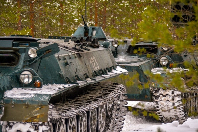 Việc Quân đội Nga diễn tập bắn đạn thật với TOS-1A là điều chẳng có gì đáng nói, nhưng địa điểm cuộc diễn tập này được tổ chức lại gây chú ý với giới quan sát. Bởi Sapyornoye chỉ nằm cách biên giới Phần Lan chưa tới 70km. Bản thân vùng Leningrad từ trước tới nay vẫn luôn được xem là “cái gái” trong mắt NATO khi nó giúp Moscow kiểm soát một phần Biển Baltic. Nguồn ảnh: andrei-bt.