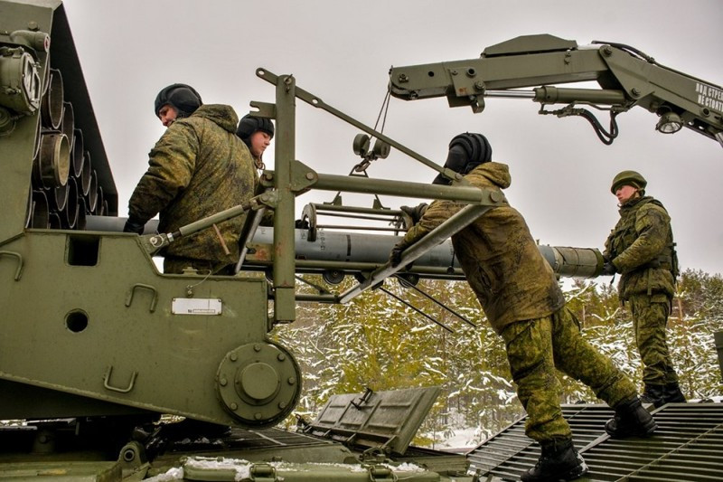 Và dù trong bất kỳ cuộc chiến hay hoàn cảnh nào, TOS-1 chưa bao giờ khiến người sử dụng nó thất vọng bởi sức hủy diệt của loại vũ khí nhiệt áp này. Hình ảnh lính phòng hóa Nga nạp đạn nhiệt áp MO.1.01.04 lên trên các bệ phóng của TOS-1A. Nguồn ảnh: andrei-bt.