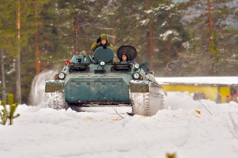 Trong ảnh là một xe thiết giáp đa năng MT-LB của lực lượng phòng hóa Nga làm nhiệm vụ trinh sát và mở đường cho các tổ hợp TOS-1A đi theo phía sau trong đợt diễn tập bắn đạn thật đầu tháng 3 vừa qua. Nguồn ảnh: andrei-bt.