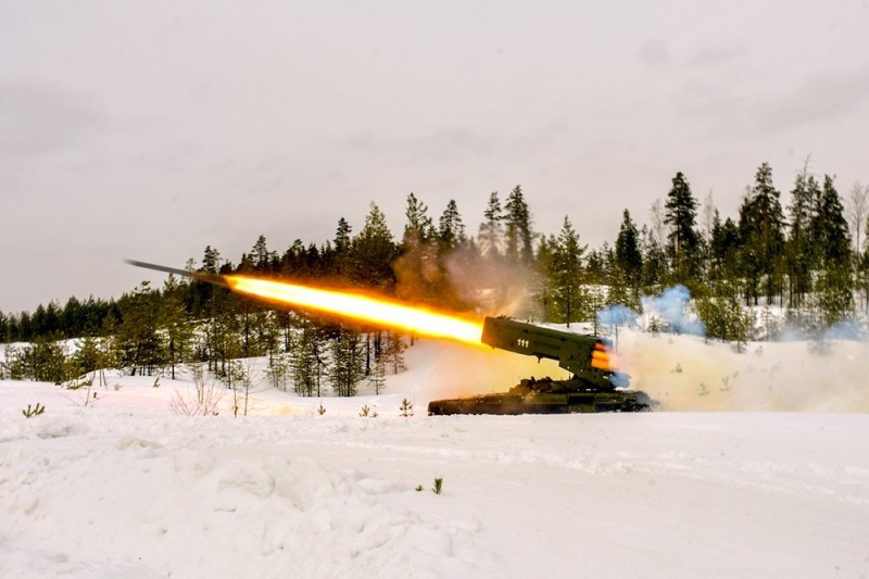 Pháo phản lực TOS-1A trang bị hai loại đạn rocket cỡ 220mm MO.1.01.04 và MO.1.01.04M đạt tầm bắn từ 400-6.000m. Chúng được trang bị đầu đạn kiểu nhiệt áp có sức sát thương cực kỳ ghê gớm. Vũ khí nhiệt áp được giới quân sự gọi là vũ khí nguyên tử nhưng không có phóng xạ. Nguồn ảnh: andrei-bt.