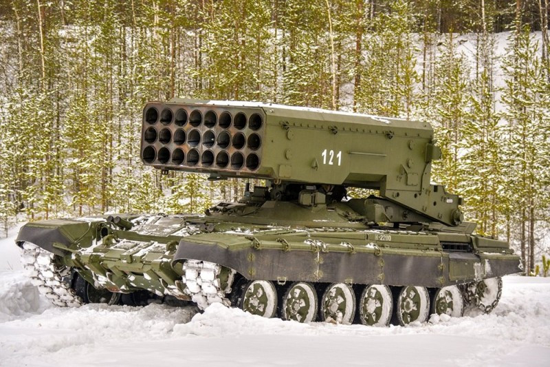 Quay lại với TOS-1A, dù có thiết kế như một tổ hợp pháo phản lực đa năng thế nhưng tổ hợp phun lửa hạng nặng này lại thuộc biên chế của lực lượng phòng hóa Nga hơn là pháo binh. Nguyên nhân phần nhiều là do TOS-1A sử dụng đạn nhiệt áp. Nguồn ảnh: andrei-bt.