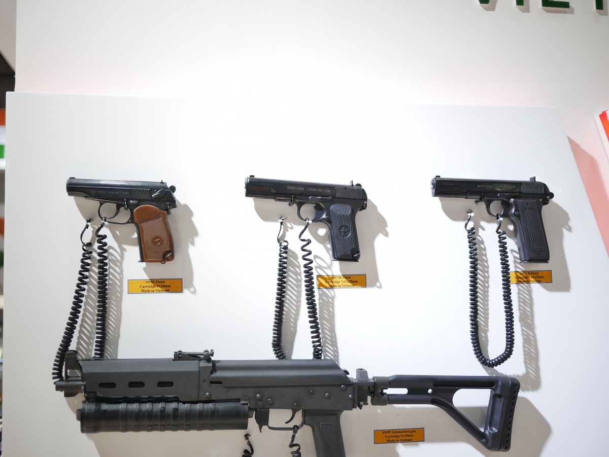 Như đã nói ở trên súng tiểu liên SN9P do công nghiệp quốc phòng Việt Nam sản xuất dựa trên nguyên mẫu PP-19 Bizon của Nga, với một vài số thay đổi nhỏ về thiết kế bên ngoài để phù hợp với yêu cầu trong nước. Trong ảnh là súng tiểu liên SN9P (dưới cùng) được Việt Nam giới thiệu tại Indodefense 2018.