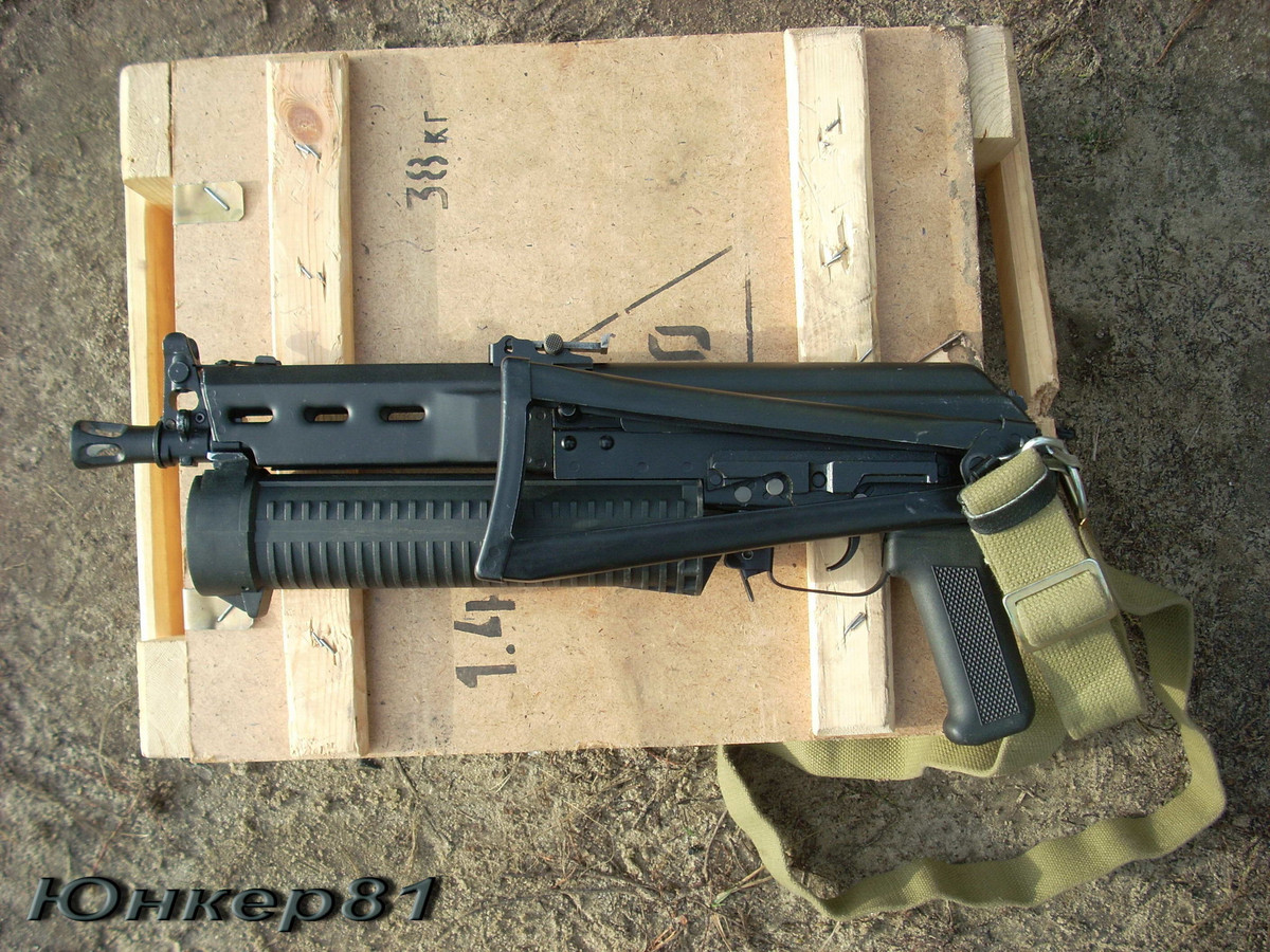 Một ưu điểm nữa của thiết kế hộp tiếp đạn này là sức nặng sẽ dồn về phần trước của súng khiến nòng bị đè xuống, làm giảm độ nảy khi bắn liên thanh. Bên cạnh đó hộp tiếp đạn hình trụ của PP-19 với các lỗ có ghi số giúp xạ thủ biết lượng đạn còn lại.