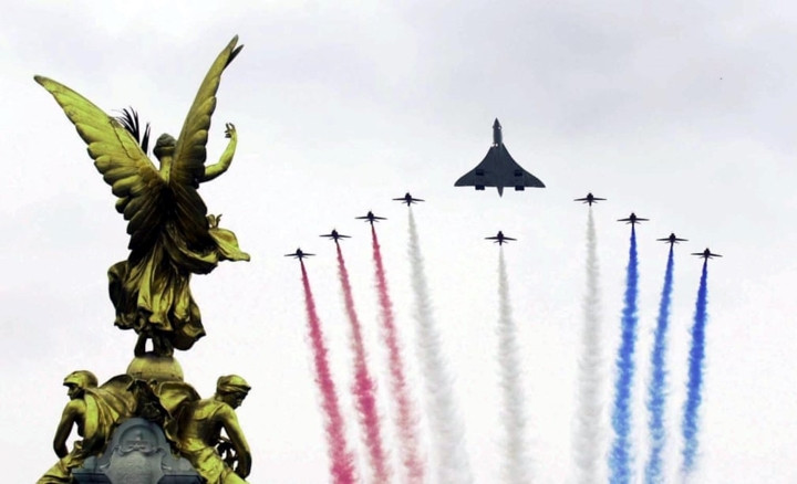 Máy bay Concorde cùng phi đội Red Arrow bay trên bầu trời London trong sự kiện chào mừng Golden Julibee năm 2002.