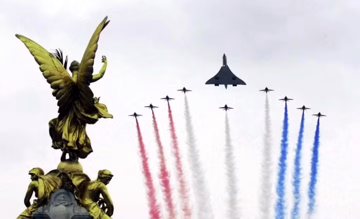 Máy bay Concorde cùng phi đội Red Arrow bay trên bầu trời London trong sự kiện chào mừng Golden Julibee năm 2002.