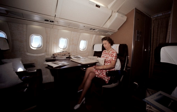 Nữ hoàng Anh Elizabeth II trên chuyến bay Concorde trở về nhà từ Bridgetown, Barbados năm 1977.