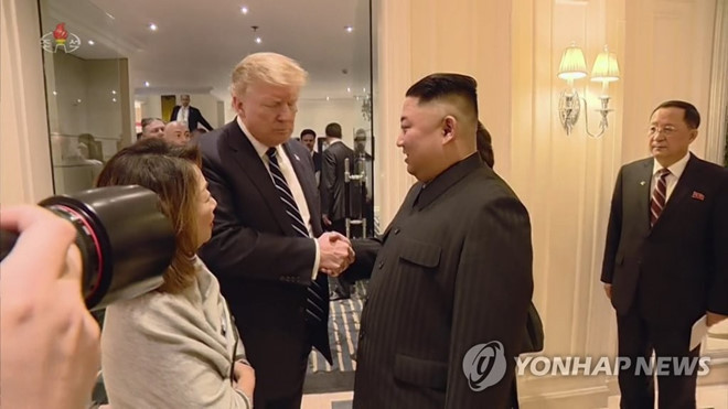 Người Triều Tiên ở Hà Nội khóc nức nở khi gặp Chủ tịch Kim Jong-un - Hình 6 Nguoi Trieu Tien o Ha Noi khoc nuc no khi gap Chu tich Kim Jong-un-Hinh-6