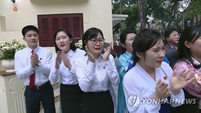 Người Triều Tiên ở Hà Nội khóc nức nở khi gặp Chủ tịch Kim Jong-un - Hình 2 Nguoi Trieu Tien o Ha Noi khoc nuc no khi gap Chu tich Kim Jong-un-Hinh-2
