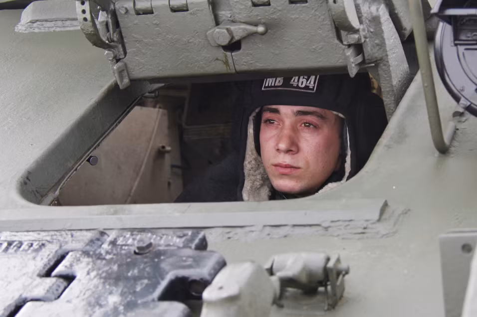 Về cơ bản khả chiến đấu của tiểu đoàn xe tăng T-34 sẽ bị loại bỏ bởi nhiều lý do, mặt khác vai trò của chúng trong Quân đội Nga gần như là một công cụ tuyên truyền. Điều này có thể thấy rõ qua việc T-34 được biên chế cho Sư đoàn Kantemirovskaya được xem là “tấm chắn thép” bảo vệ thủ đô Moscow qua nhiều thời kỳ. Nguồn ảnh: Bộ Quốc phòng Nga.