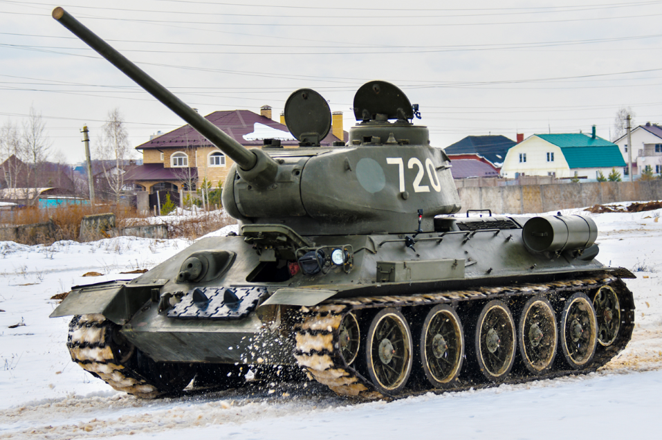 Kíp lái của một chiếc T-34/85 cần tới từ 4-5 binh sĩ, thông thường là một trưởng xe, một pháo thủ, một nạp đạn và một xạ thủ súng máy. Nguồn ảnh: Bộ Quốc phòng Nga.