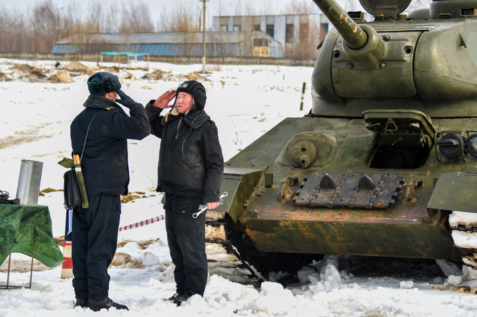 Quá trình thi tuyển kíp lái giành cho những chiếc xe tăng T-34 được Quân đội Nga rất coi trọng, khi lính xe tăng Nga muốn được dự thi phải đáp ứng được một số yêu cầu cơ bản như từng phục vụ trong các đơn vị xe tăng được trang bị T-73B, T-80 và T-90. Sau đó các ứng viên còn phải trải qua các phần thi lý thuyết và thực hành với T-34. Nguồn ảnh: Bộ Quốc phòng Nga.