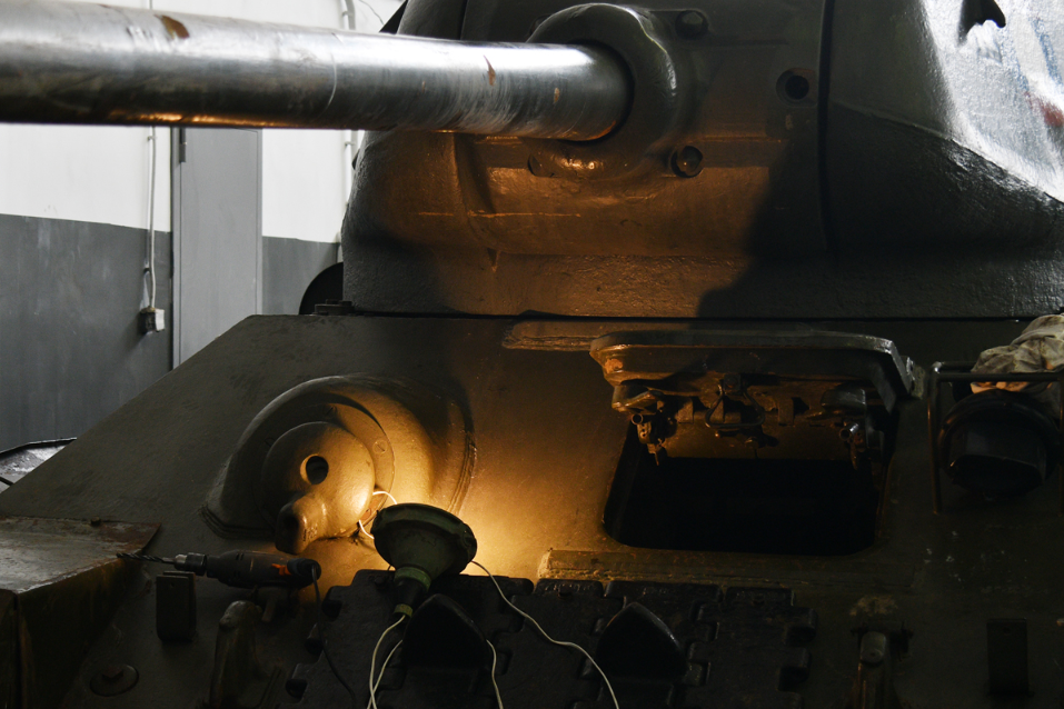 Do đó khối lượng công việc mà người Nga phải làm để 30 chiếc xe tăng T-34 này trở lại như mới là rất lớn, trong đó quá trình tân trang sẽ tập trung chủ yếu vào hệ thống động cơ của xe, hệ thống điện và cả hình thức bên ngoài. Nguồn ảnh: Bộ Quốc phòng Nga.