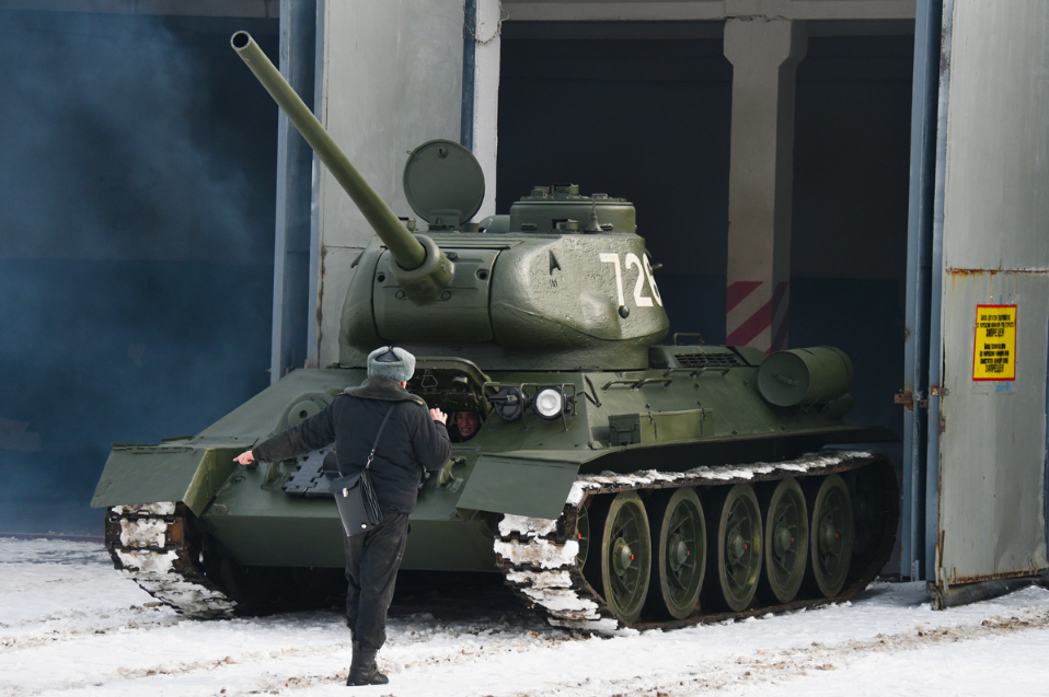 Có một thông tin khá thú vị là những xe tăng T-34 trên không được sản xuất tại Liên Xô mà do Tiệp Khắc chế tạo theo giấy phép và sự hỗ trợ kỹ thuật, mặc dù vậy lô chiến xa này vẫn được xem như "báu vật" đối với nước Nga bởi trên thế giới không còn nhiều chiếc T-34 còn có thể hoạt động tốt như của Quân đội Lào. Nguồn ảnh: Bộ Quốc phòng Nga.