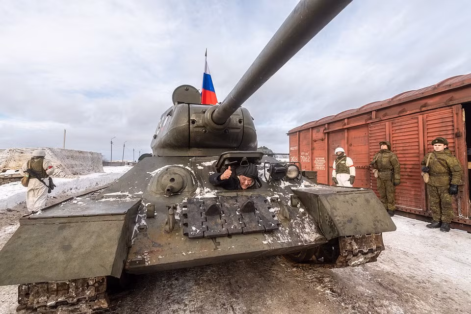 Mới đây vào đầu tháng 3, Bộ Quốc phòng Nga cũng đã ký sắc lệnh thành lập lại tiểu đoàn xe tăng T-34 mới từ những chiếc xe tăng T-34 do Quân đôi Lào trao tặng. Tiểu đoàn T-34 này thuộc Sư đoạn xe tăng cận vệ số 4 Kantemirovskaya – đơn vị có nhiệm vụ bảo vệ Moscow. Nguồn ảnh: kp.ru.