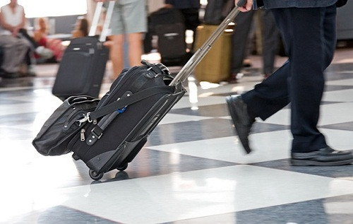 Nhan vien Dai su quan My mang bom vao san bay Nga