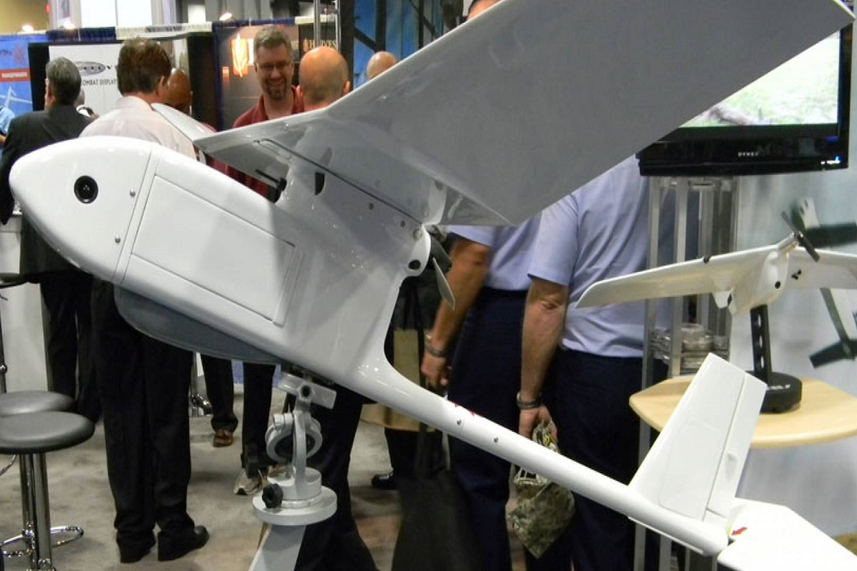 Dựa trên hình ảnh về mẫu máy bay này thì nó có thiết kế tương tự như mẫu máy bay không người lái SUAV khá nổi tiếng của Quân đội Mỹ là RQ-11 Raven, được thiết kế giành riêng cho nhiệm vụ trinh sát chiến trường, với kích thước nhỏ gọn dễ dàng trong triển khai, vận hành cũng như thu hồi. Đây cũng là mẫu SUAV thứ ba của Việt Nam sau ScanEagle và Orbiter 2. Nguồn ảnh: Wikipedia.