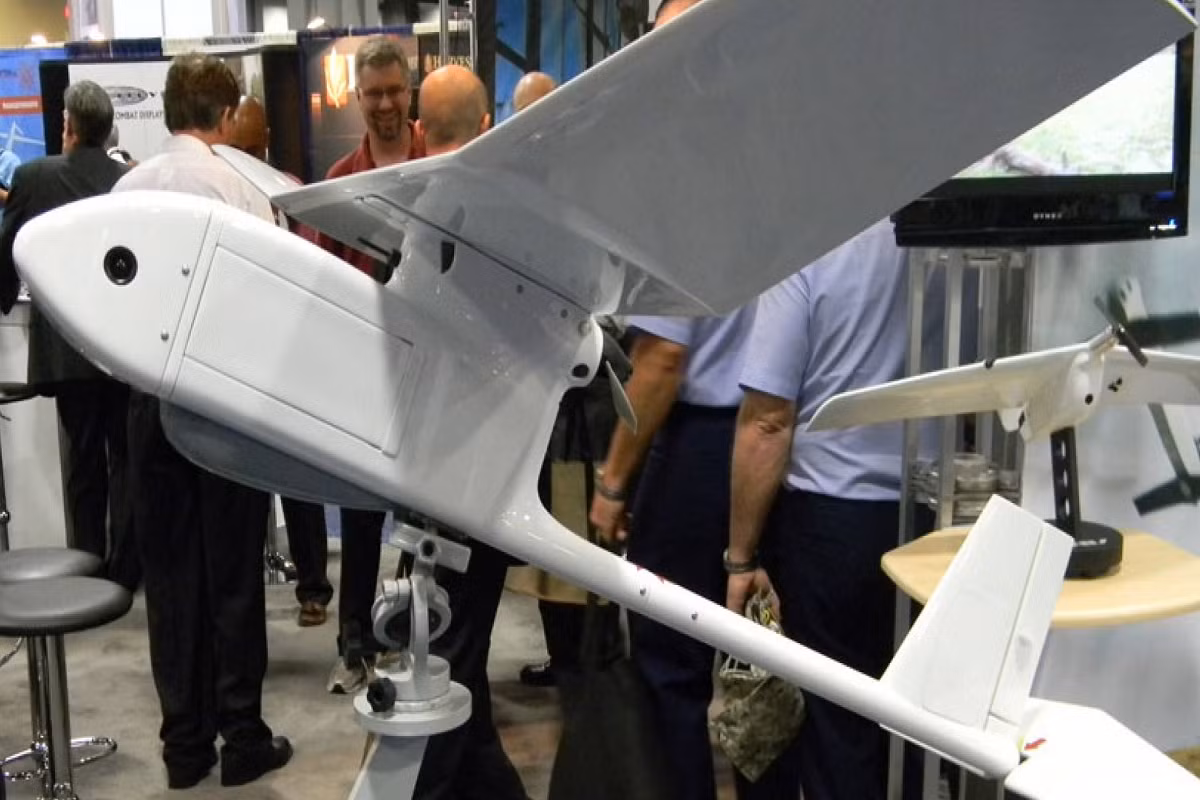 Dựa trên hình ảnh về mẫu máy bay này thì nó có thiết kế tương tự như mẫu máy bay không người lái SUAV khá nổi tiếng của Quân đội Mỹ là RQ-11 Raven, được thiết kế giành riêng cho nhiệm vụ trinh sát chiến trường, với kích thước nhỏ gọn dễ dàng trong triển khai, vận hành cũng như thu hồi. Đây cũng là mẫu SUAV thứ ba của Việt Nam sau ScanEagle và Orbiter 2. Nguồn ảnh: Wikipedia.