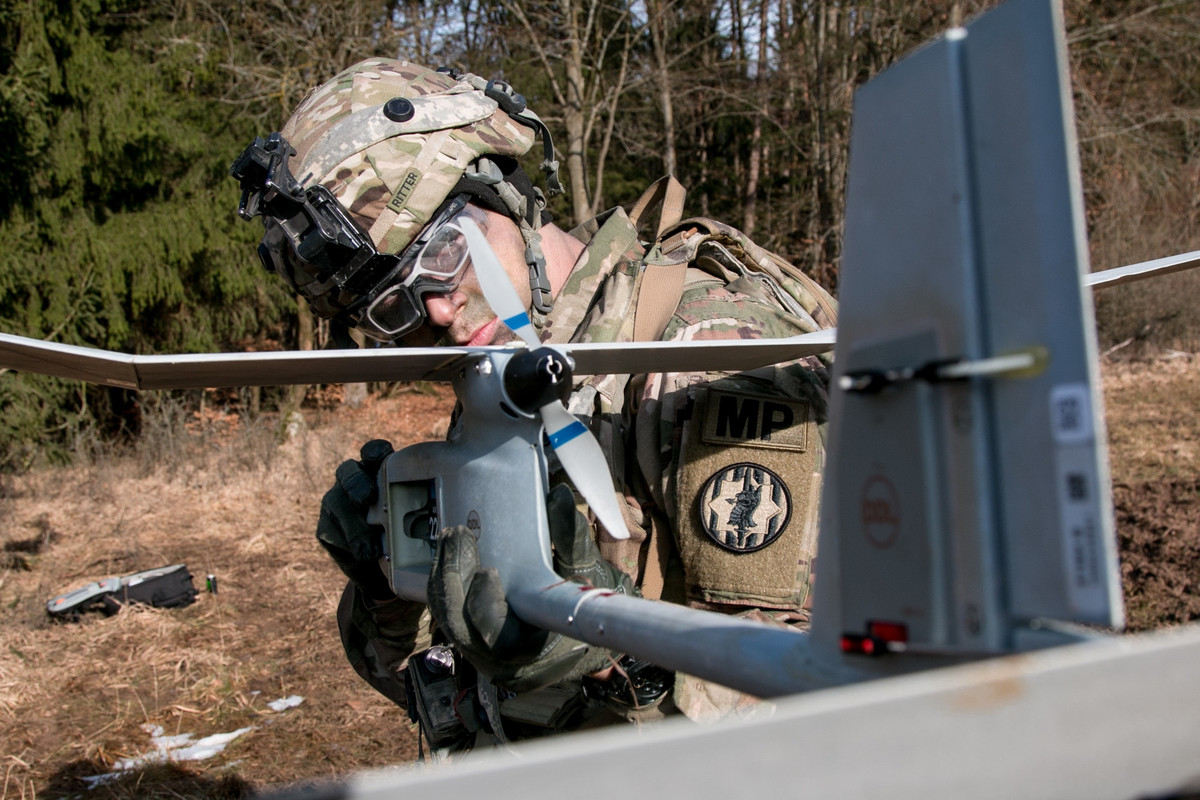 Ở thời điểm hiện tại rất khó xác định thông tin về mẫu SUAV này khi trên thế giới có khá nhiều quốc gia sản xuất các UAV tương tự RQ-11 Raven của Mỹ. Và cũng không loại trừ khả năng đây là mẫu máy bay trinh sát không người lái do trong nước tự chế tạo dựa trên thiết kế của RQ-11. Nguồn ảnh: Wikipedia.