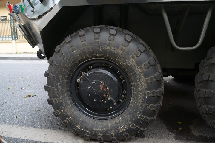 Lốp xe BTR-60. Phần thân dưới của xe thiết giáp này rất kín giúp xe có thể lội nước, vượt sông trong tác chiến.