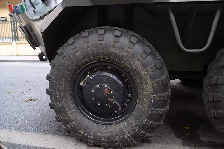 Lốp xe BTR-60. Phần thân dưới của xe thiết giáp này rất kín giúp xe có thể lội nước, vượt sông trong tác chiến.