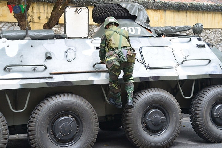 Xe bọc thép BTR-60 có bậc thềm để bộ binh leo lên. Xe do Liên Xô thiết kế.