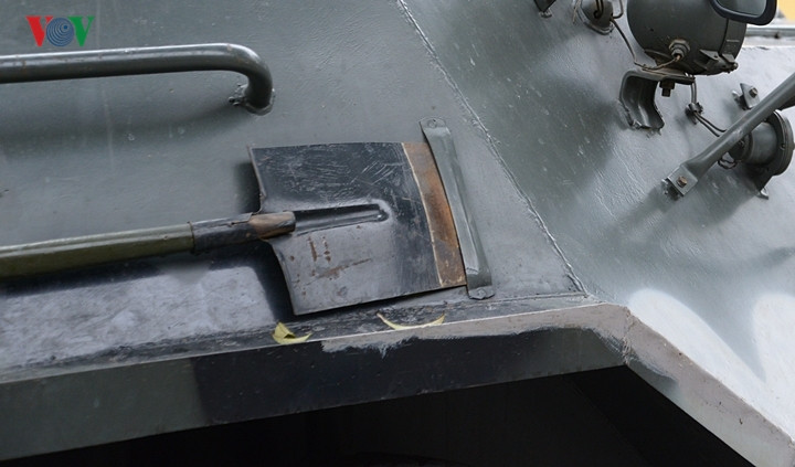 Xẻng gắn trên thành xe BTR-60.