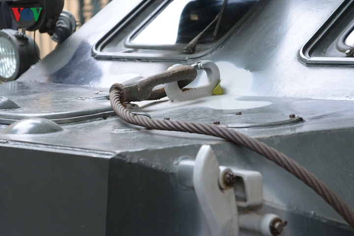 Móc nối dây cáp, phía trên mặt trước của xe thiết giáp BTR-60.