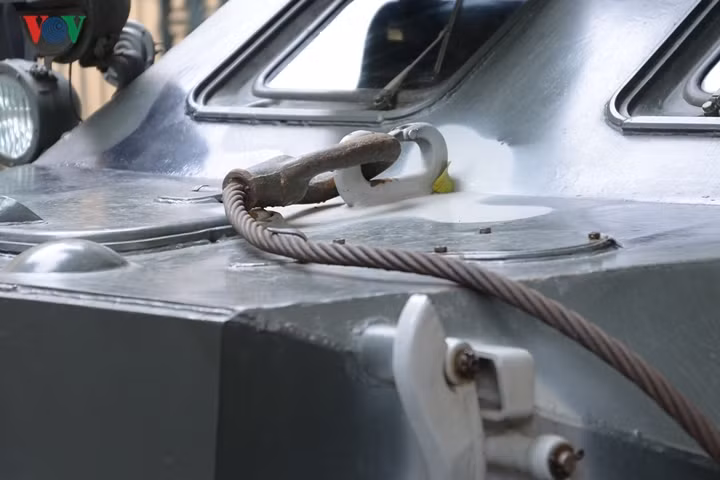 Móc nối dây cáp, phía trên mặt trước của xe thiết giáp BTR-60.