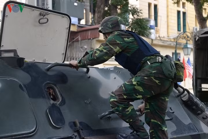 Trên thành chiến xa này có gắn các tay vịn để bộ binh bám vào leo lên.