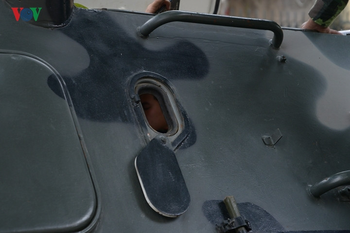 Cận cảnh lỗ châu mai ở phía sau, gần cửa ở nóc xe. Khoang bộ binh có thể chứa được hơn chục người lính.