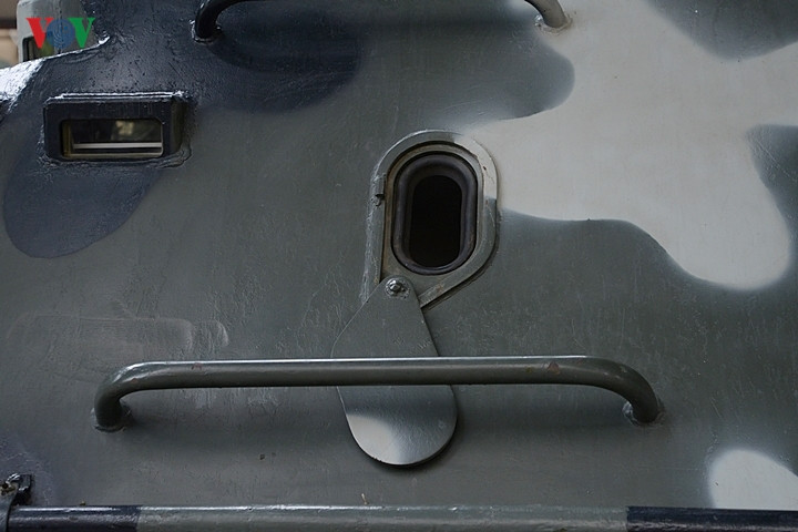 Cận cảnh lỗ châu mai ở đầu xe. Lỗ châu mai có nắp đậy có thể xoay lên hoặc xoay xuống.