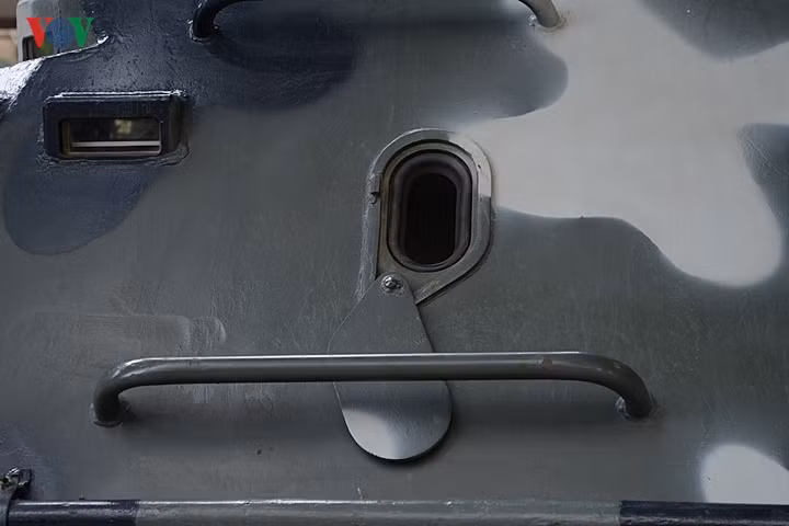Cận cảnh lỗ châu mai ở đầu xe. Lỗ châu mai có nắp đậy có thể xoay lên hoặc xoay xuống.