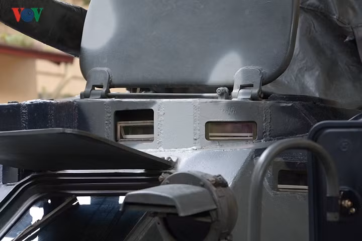 Ngay bên trên kính chắn gió là khe ngắm tiềm vọng và nắp buồng lái.