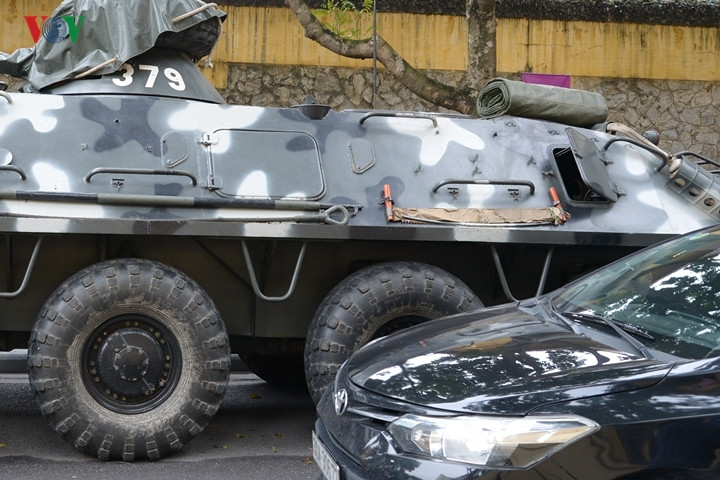 Do động cơ xe thiết giáp loại này nằm ở đuôi nên bộ binh sẽ chui vào xe qua cửa trên nóc hoặc bên hông xe.