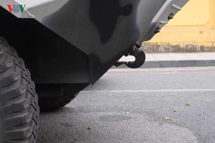 Móc nối ở phía trước và bên dưới của xe bọc thép.