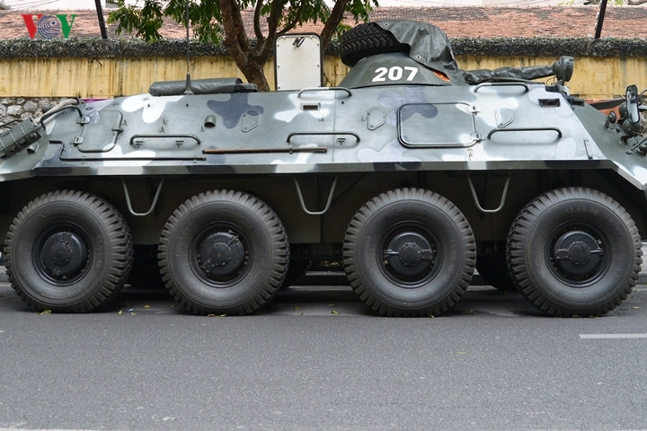 BTR-60 sử dụng 8 bánh lốp (4 bánh mỗi bên). Xe có buồng lái (ở đầu), khoang bộ binh (ở giữa), và buồng động cơ. Trong ảnh, tháp súng máy đang được phủ bạt.