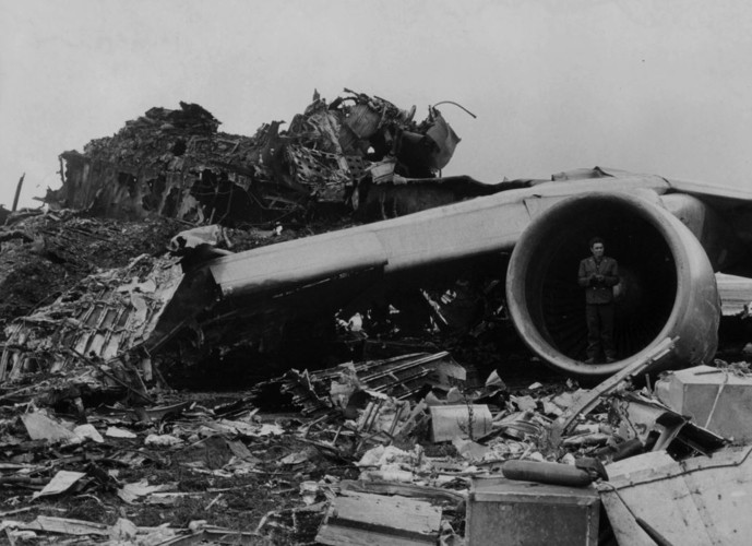 Thảm họa Tenerife ngày 27/3/1977 là tai nạn máy bay không liên quan đến khủng bố tồi tệ nhất trong lịch sử thế giới khi khiến 583 người chết. 2 chiếc máy bay thương mại đã va chạm với nhau trên đường băng ở sân bay Bắc Tenerife thuộc đảo Canary của Tây Ban Nha làm hầu hết các hành khách trên cả 2 chiếc máy bay thiệt mạng. Sương mù đã cản trở tín hiệu truyền tin và tầm nhìn trên đường băng và chiếc KML 4805 đã tăng tốc để cất cánh trong khi chiếc máy bay Pan Am vẫn trên đường băng. Ảnh: Getty