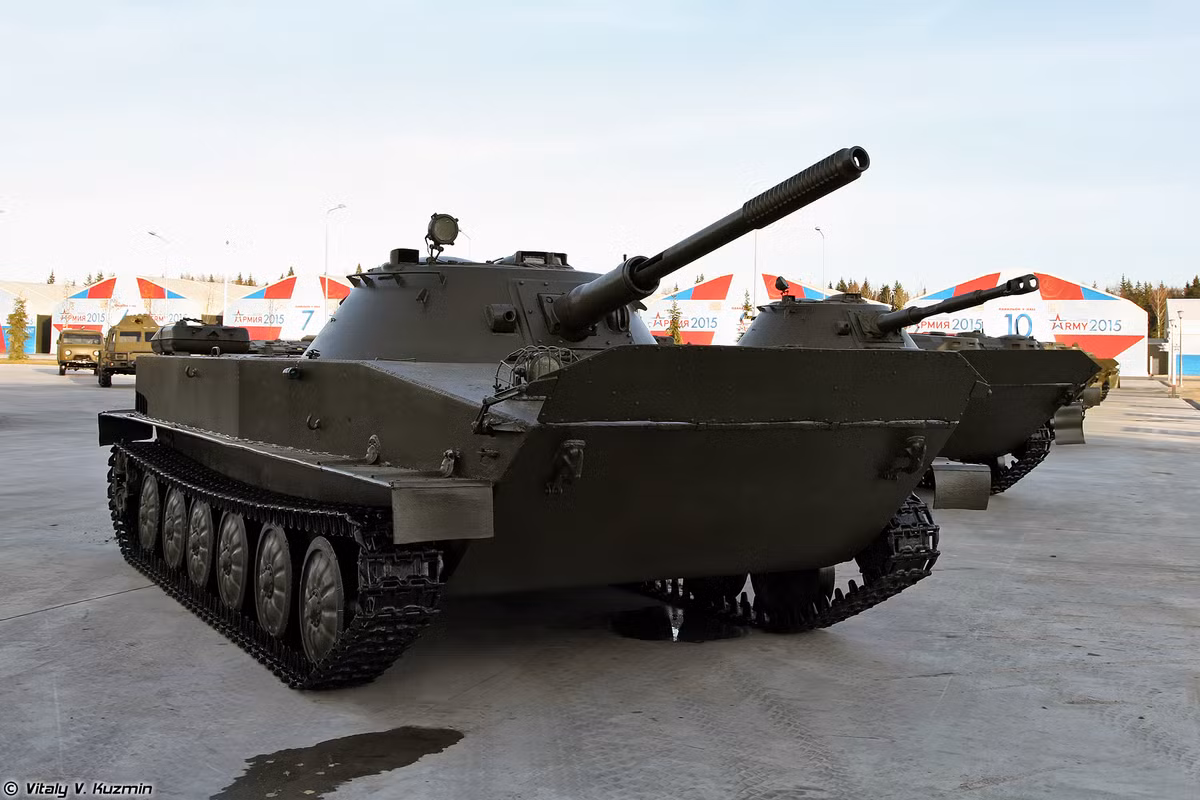 Thế hệ PT-76 này còn được gọi là Object 740 hay PT-76 Model 1951, được sản xuất trong giai đoạn từ 1951-1957. Tuy nhiên giữa PT-76 và PT-76B vẫn có điểm chung đó là khung gầm bánh xích với thiết kế gần như không đổi. Nguồn ảnh: Vitaly Kuzmin.