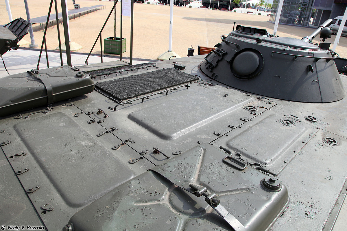 Vận hành cỗ xe tăng này cần ít nhất ba binh sĩ gồm trưởng xe, lái xe và pháo thủ. Trong đó thời gian đào tạo khung đối với một kíp lái PT-76 là khoảng 6 tháng. Trong đó nội dung khó nhất vẫn là kỹ năng điều khiển khối thép hơn 14 tấn này vượt chướng ngại nước. Nguồn ảnh: Vitaly Kuzmin.