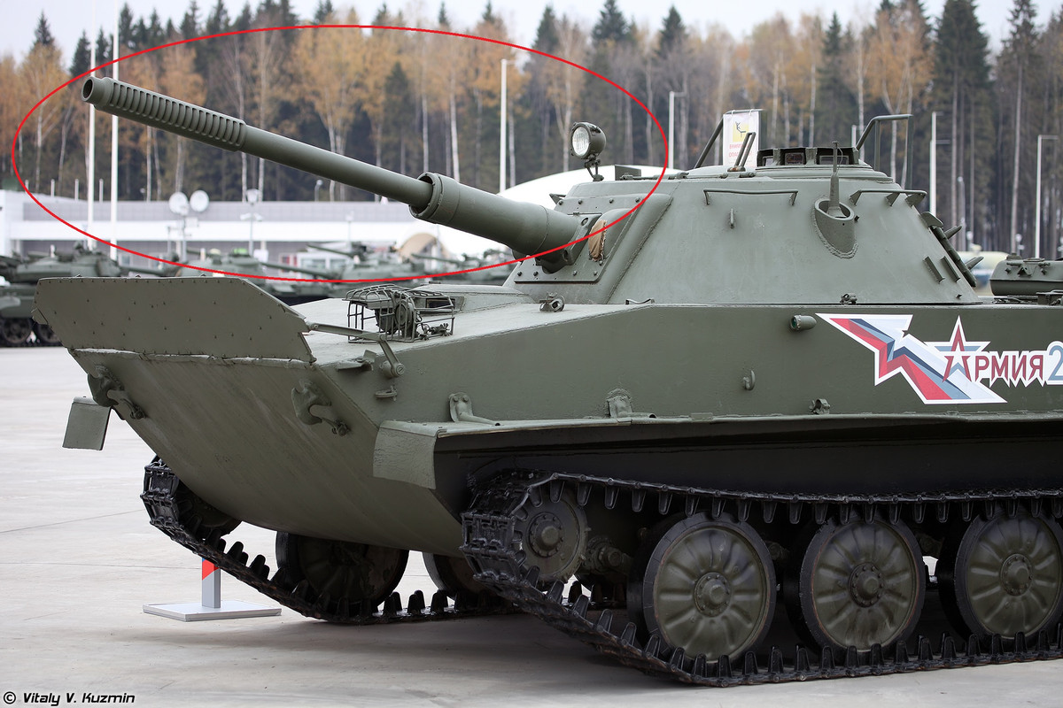 Cũng từ hình ảnh trên có thể xác định chiếc PT-76 với pháo D-56T là mẫu sản xuất loạt đầu tiên của dòng tăng PT-76, hay nói cách khác nó là “anh cả” của PT-76B Việt Nam đang dùng. Nguồn ảnh: Vitaly Kuzmin.