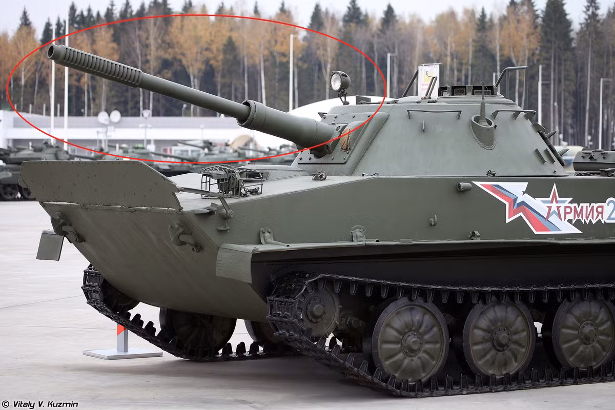 Cũng từ hình ảnh trên có thể xác định chiếc PT-76 với pháo D-56T là mẫu sản xuất loạt đầu tiên của dòng tăng PT-76, hay nói cách khác nó là “anh cả” của PT-76B Việt Nam đang dùng. Nguồn ảnh: Vitaly Kuzmin.