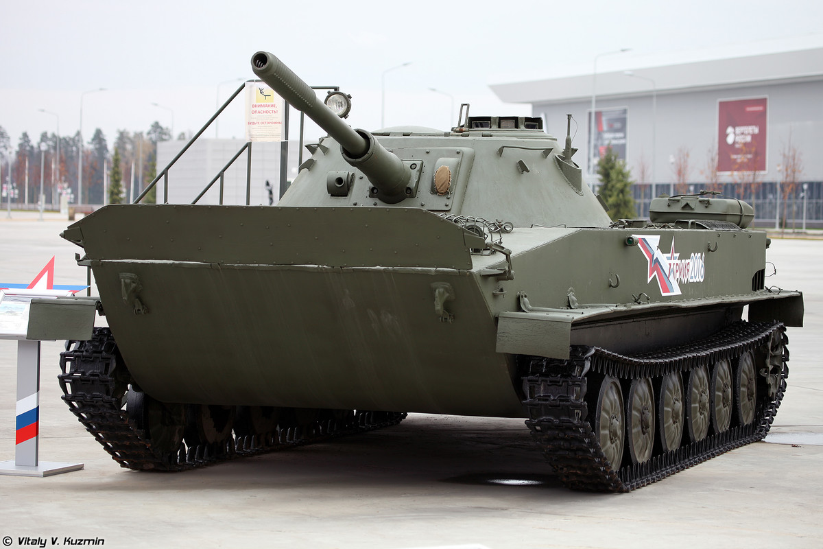 Trước khi sử dụng D-56TS, PT-76B còn được trang bị một mẫu pháo 76.2mm khác là là D-56TM nhưng nó gần như không khác gì so với D-56T ngoài việc được trang bị giảm giật đầu mới. Lên đến D-56TS, mẫu pháo này được trang bị thêm hệ thống ổn định hai trục. Nguồn ảnh: Vitaly Kuzmin.