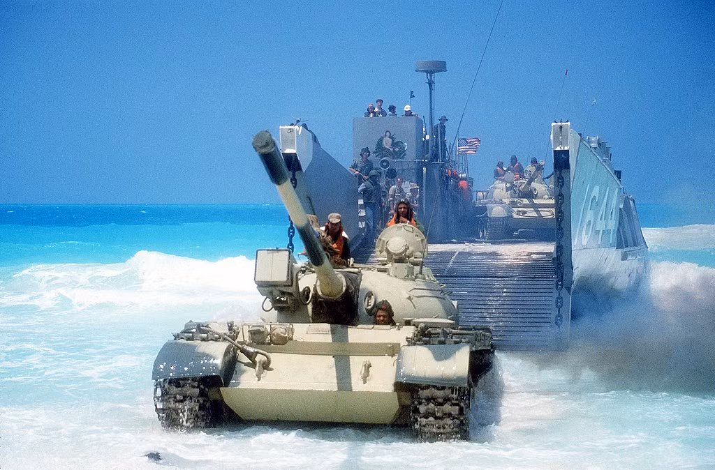 Theo đó chương trình nâng cấp xe tăng T-55 trên được công ty quốc phòng Chrysler của Mỹ phát triển để tham gia gói thầu nâng cấp hàng trăm xe tăng T-54/55 của Quân đội Ai Cập trong những năm 1980. Thậm chí để phục vụ cho chương trình này, Ai Cập còn gửi hẳn một chiếc T-55 sang Mỹ để nâng cấp. Nguồn ảnh: Wikipedia.