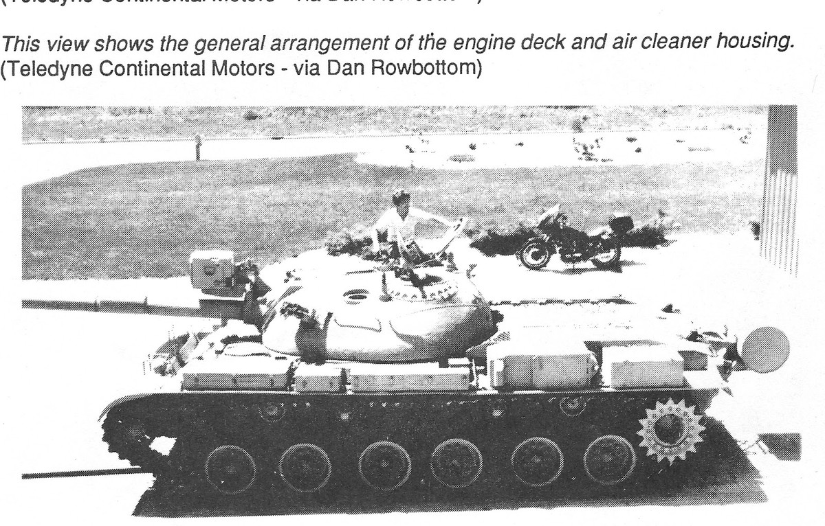 Để lắp vừa hệ thống động cơ cùng bình xăng mới, thân xe tăng T-55 bị kéo dài ra hơn so với nguyên bản Liên Xô tới 1 mét, hệ thống khung gầm bánh xích cũng được thay đổi với 6 bánh chịu lực thay vì 5 như ban đầu. Nguồn ảnh: tanksandafv.