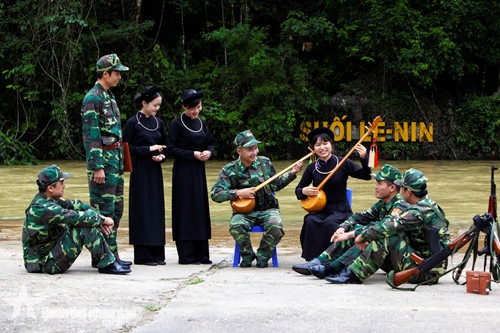 Phút sinh hoạt văn hóa tinh thần của bộ đội Biên phòng Cao Bằng.