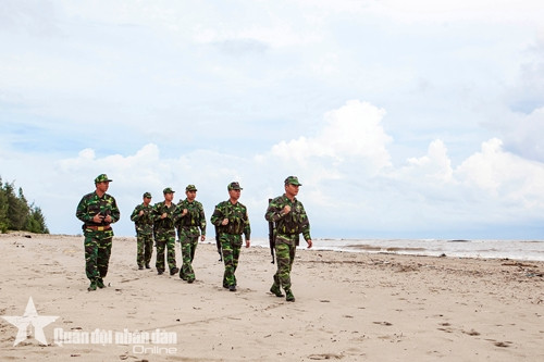 Thực hiện nhiệm vụ canh gác trên khu vực bờ biển Trà Cổ (Quảng Ninh).